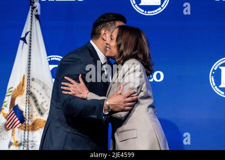 Chicago, Illinois. 24.. Juni 2022. Die Vizepräsidentin der Vereinigten Staaten, Kamala Harris, umarmt den kalifornischen Versicherungskommissar Ricardo Lara bei der National Association of Latino, die am Freitag, dem 24. Juni 2022 in Chicago, Illinois, die Jahreskonferenz 39. gewählt und ernannt hat. Quelle: Christopher Dilts/ Pool via CNP/dpa/Alamy Live News Stockfoto