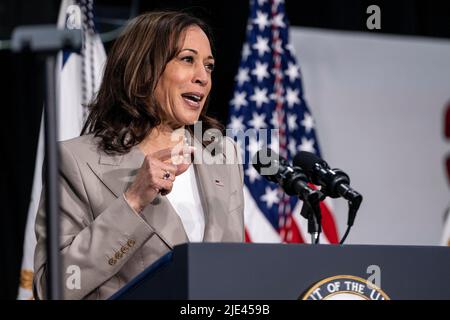 Plainfield, Illinois. 24.. Juni 2022. Die Vizepräsidentin der Vereinigten Staaten, Kamala Harris, spricht vor dem C.W. Avery Family YMCA am Freitag, 24. Juni 2022 in Plainfield, Illinois. Quelle: Christopher Dilts/ Pool via CNP/dpa/Alamy Live News Stockfoto