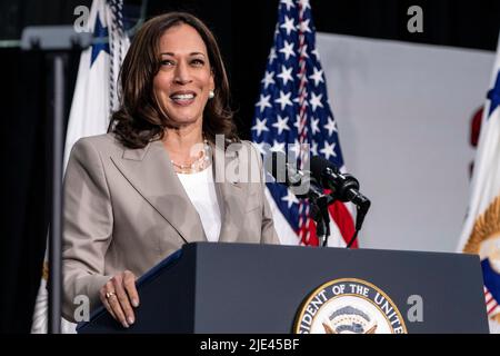 Plainfield, Illinois. 24.. Juni 2022. Die Vizepräsidentin der Vereinigten Staaten, Kamala Harris, spricht vor dem C.W. Avery Family YMCA am Freitag, 24. Juni 2022 in Plainfield, Illinois. Quelle: Christopher Dilts/ Pool via CNP/dpa/Alamy Live News Stockfoto
