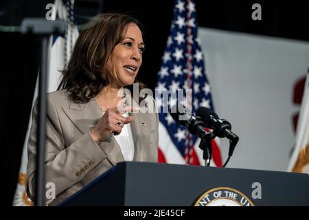 Plainfield, Illinois. 24.. Juni 2022. Die Vizepräsidentin der Vereinigten Staaten, Kamala Harris, spricht vor dem C.W. Avery Family YMCA am Freitag, 24. Juni 2022 in Plainfield, Illinois. Quelle: Christopher Dilts/ Pool via CNP/dpa/Alamy Live News Stockfoto