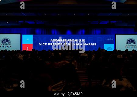 Plainfield, Illinois. 24.. Juni 2022. Die Vizepräsidentin der Vereinigten Staaten, Kamala Harris, spricht vor dem C.W. Avery Family YMCA am Freitag, 24. Juni 2022 in Plainfield, Illinois. Quelle: Christopher Dilts/ Pool via CNP/dpa/Alamy Live News Stockfoto