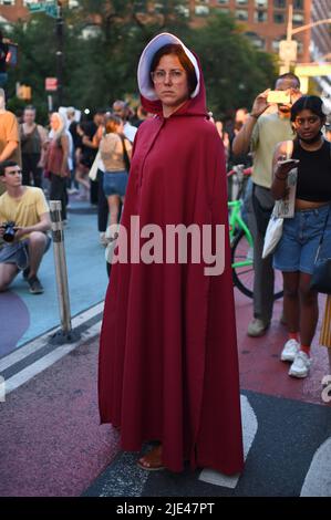 New York, USA. 24.. Juni 2022. Ashley Semrick aus Brooklyn trägt das rote Kleid „Handmaid's Tale“ auf dem Union Square während eines Protestes als Reaktion auf die Entscheidung des Obersten Gerichtshofs der USA, Roe v. Wade, New York, NY, 24. Juni 2022 zu stürzen. Das Urteil des Obersten Gerichtshofs der USA löscht das verfassungsmäßige Recht auf Abtreibung aus, das 1973 festgelegt wurde, und könnte das Verfahren in der Hälfte des Landes weitgehend illegal machen. (Foto von Anthony Behar/Sipa USA) Quelle: SIPA USA/Alamy Live News Stockfoto