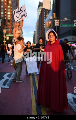 New York, USA. 24.. Juni 2022. Ashley Semrick aus Brooklyn trägt das rote Kleid „Handmaid's Tale“ auf dem Union Square während eines Protestes als Reaktion auf die Entscheidung des Obersten Gerichtshofs der USA, Roe v. Wade, New York, NY, 24. Juni 2022 zu stürzen. Das Urteil des Obersten Gerichtshofs der USA löscht das verfassungsmäßige Recht auf Abtreibung aus, das 1973 festgelegt wurde, und könnte das Verfahren in der Hälfte des Landes weitgehend illegal machen. (Foto von Anthony Behar/Sipa USA) Quelle: SIPA USA/Alamy Live News Stockfoto