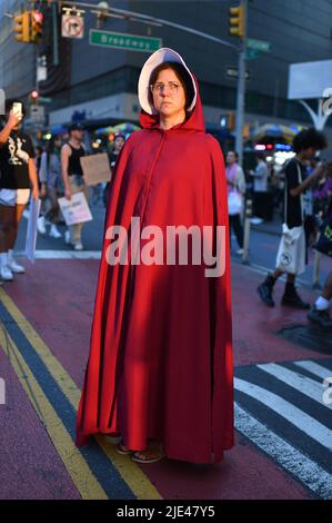 New York, USA. 24.. Juni 2022. Ashley Semrick aus Brooklyn trägt das rote Kleid „Handmaid's Tale“ auf dem Union Square während eines Protestes als Reaktion auf die Entscheidung des Obersten Gerichtshofs der USA, Roe v. Wade, New York, NY, 24. Juni 2022 zu stürzen. Das Urteil des Obersten Gerichtshofs der USA löscht das verfassungsmäßige Recht auf Abtreibung aus, das 1973 festgelegt wurde, und könnte das Verfahren in der Hälfte des Landes weitgehend illegal machen. (Foto von Anthony Behar/Sipa USA) Quelle: SIPA USA/Alamy Live News Stockfoto