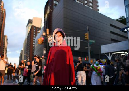 New York, USA. 24.. Juni 2022. Ashley Semrick aus Brooklyn trägt das rote Kleid „Handmaid's Tale“ auf dem Union Square während eines Protestes als Reaktion auf die Entscheidung des Obersten Gerichtshofs der USA, Roe v. Wade, New York, NY, 24. Juni 2022 zu stürzen. Das Urteil des Obersten Gerichtshofs der USA löscht das verfassungsmäßige Recht auf Abtreibung aus, das 1973 festgelegt wurde, und könnte das Verfahren in der Hälfte des Landes weitgehend illegal machen. (Foto von Anthony Behar/Sipa USA) Quelle: SIPA USA/Alamy Live News Stockfoto