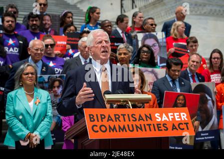 Washington DC, USA. 24.. Juni 2022. Der Vertreter der Vereinigten Staaten, Mike Thompson (Demokrat von Kalifornien), gibt während einer Kundgebung vor der Abstimmung über den parteiübergreifenden Safer Communities Act am 24. Juni 2022 im US-Kapitol in Washington, DC, USA, eine Stellungnahme ab. Der Gesetzentwurf wurde mit einer Abstimmung von 234-193 angenommen und geht nun an Präsident Biden zur Unterzeichnung des Gesetzes. Foto von Rod Lampey/CNP/ABACAPRESS.COM Quelle: Abaca Press/Alamy Live News Stockfoto