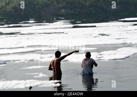 Neu Delhi, Neu Delhi, Indien. 25.. Juni 2022. Eifrige Paare, die am Samstag in Neu-Delhi, Indien, im verschmutzten, heiligen yamuna-Fluss in giftigem Schaum heiliges Bad nehmen (Foto: © Ravi Batra/ZUMA Press Wire) Stockfoto