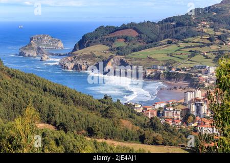 Klippen von San Juan de Gaztelugatxe im Norden des Baskenlandes Stockfoto