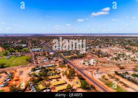 Lightning Ridge Opal Mining abgelegene regionale Stadt in NSW von Australien - Luftaufnahme in der Innenstadt. Stockfoto