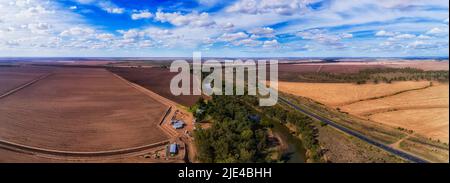 Gepflügte Landwirtschaft Ackerland rund um Moree ländlichen Regionalstadt auf Artesian Becken in Australien - Luftpanorama. Stockfoto