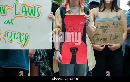 24. Juni 2022, Boston, MA, USA: Mehrere tausend pro-Abtreibungsdemonstranten mehrerer Gruppen marschierten durch das Zentrum von Boston, Massachusetts, nachdem der Oberste Gerichtshof der USA das verfassungsmäßige Recht auf Abtreibung von amerikanischen Frauen weggenommen hatte. Das Foto zeigt Frauen, die während der Freitagsproteste Schilder vor der zentralen öffentlichen Bibliothek von Boston halten. Große Demonstrationen zur Pro-Abtreibung als Reaktion auf die Entscheidung des Obersten Gerichtshofs am Freitagmorgen fanden in großen Städten in den USA statt Stockfoto