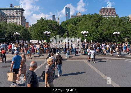 New York, USA. 24.. Juni 2022. NEW YORK CITY - 24. JUNI: Hunderte von Menschen versammeln sich am Union Square, um gegen die Entscheidung des Obersten Gerichtshofs in dem Frauengesundheitssache Dobbs gegen Jackson am 24. Juni 2022 im Stadtteil Manhattan von New York City zu protestieren. Mit der Entscheidung des Gerichtshofs im Frauengesundheitssache Dobbs / Jackson wird der bahnbrechende 50-jährige Fall Roe / Wade umgestolbt, wodurch das Bundesrecht auf Abtreibung beseitigt wird. Kredit: Ron Adar/Alamy Live Nachrichten Stockfoto