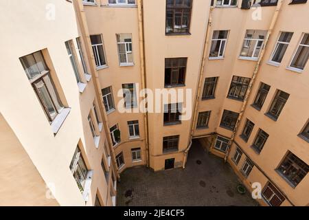 Foto des Himmels im Innenhof des Brunnens Stockfoto