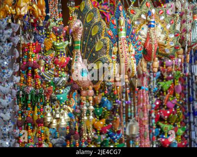 Saiten von Perlen Schmuck Verkauf in Street Shop Markt. Künstliche Schmuckkette aus Perlen Stockfoto