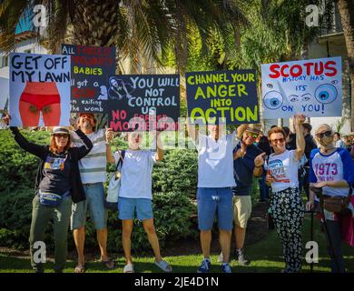 Santa Barbara, Kalifornien, USA. 24.. Juni 2022. Auffällige Schilder, die von Santa Barbaran gehalten wurden, als sich mehrere hundert Demonstranten kurzfristig für eine von Planned Parenthood gesponserte Kundgebung im historischen Gerichtsgebäude von Santa Barbara am 24. Juni 2022 herausstellten, Am Tag der Aufhebung des bahnbrechenden Urteils von Roe V. Wade, der seit fünfzig Jahren Frauen und Abtreibungsrechte in den USA schützt. Zu den Zeichen gehören: „Get Off My Lawn“, „Alle erzwungenen Schwangerschaftsbabys erhalten beim Verlassen des Mutterleibs eine Waffe“, „Channel Your Zorn into Action“, „Scotus History has its Eyes on You! (Bild: © Amy Katz/Z Stockfoto