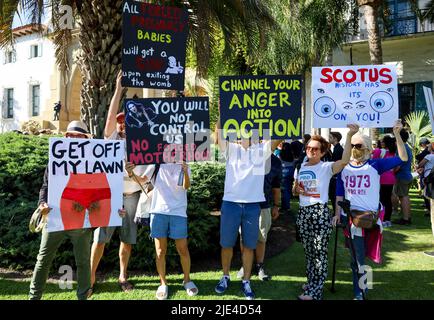 Santa Barbara, Kalifornien, USA. 24.. Juni 2022. Auffällige Schilder, die von Santa Barbaran gehalten wurden, als sich mehrere hundert Demonstranten kurzfristig für eine von Planned Parenthood gesponserte Kundgebung im historischen Gerichtsgebäude von Santa Barbara am 24. Juni 2022 herausstellten, Am Tag der Aufhebung des bahnbrechenden Urteils von Roe V. Wade, der seit fünfzig Jahren Frauen und Abtreibungsrechte in den USA schützt. Zu den Zeichen gehören: „Get Off My Lawn“, „Alle erzwungenen Schwangerschaftsbabys erhalten beim Verlassen des Mutterleibs eine Waffe“, „Channel Your Zorn into Action“, „Scotus History has its Eyes on You! (Bild: © Amy Katz/Z Stockfoto