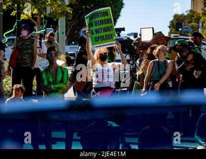 Los Angeles, Kalifornien, USA. 24.. Juni 2022. Aktivisten protestieren gegen die heute angekündigte Entscheidung des Obersten Gerichtshofs, Roe v. Wade vor dem Bundesgericht in Los Angeles zu stürzen. (Bild: © Jill Connelly/ZUMA Press Wire) Stockfoto