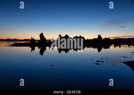 Tuffsteintürme Felsformation in Mono Lake. Sonnenaufgang Stockfoto
