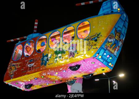 Beliebte Messen Vergnügungen Lichter Neon, Schilder Design und ansprechende Malerei. Bunte Schilder und Designs, die auf beliebten Messen gegründet wurden. Laut und lebendig. Stockfoto