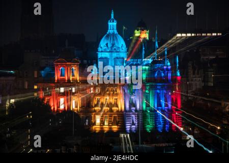 Der Hauptsitz der Bank of Scotland on the Mound, Edinburgh, ist für den Pride Edinburgh 2022 in den Farben des Regenbogens beleuchtet. Bilddatum: Freitag, 24. Juni 2022. Stockfoto