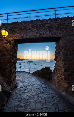 FUSSWEG DURCH ÖFFNUNG IN BURGMAUER ALTSTADT CAP DE TOSSA TOSSA DE MAR COSTA BRAVA GERONA KATALONIEN SPANIEN Stockfoto