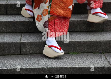 Nahaufnahme der traditionellen Okobo-Holzsandalen eines japanischen Maiko (Geisha in Training). Kyoto Japan Stockfoto