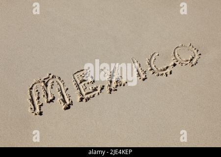 mexiko steht im Sand am Strand. Mexikos Strände sind eines seiner touristischen Ziele. Stockfoto