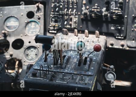 Vorderansicht Nahaufnahme von Vintage Weltkrieg zwei Flugzeug Cockpit Innenraum mit alten Instrumententafel und Flugkontrollen Stockfoto