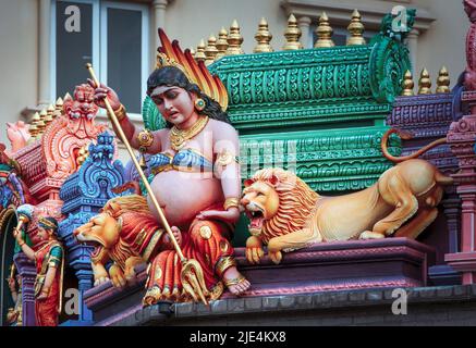 Figuren auf der Außenseite des Sri Veeramakaliamman Tempels, Serangoon Road, Little India, Republik Singapur. Dieser Hindu-Tempel ist einer der alten Stockfoto