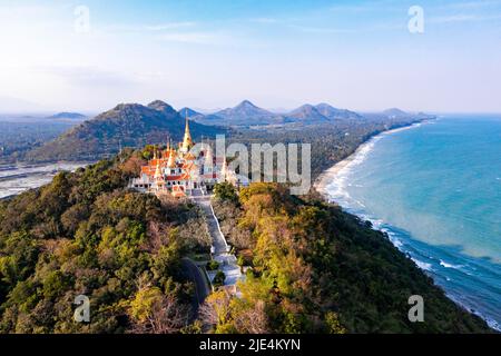 Phra Mahathat Chedi Phakdee Prakat Tempel in Prachuap Khiri Khan, Thailand Stockfoto