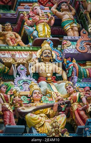 Figuren auf der Außenseite des Sri Veeramakaliamman Tempels, Serangoon Road, Little India, Republik Singapur. Dieser Hindu-Tempel ist einer der alten Stockfoto