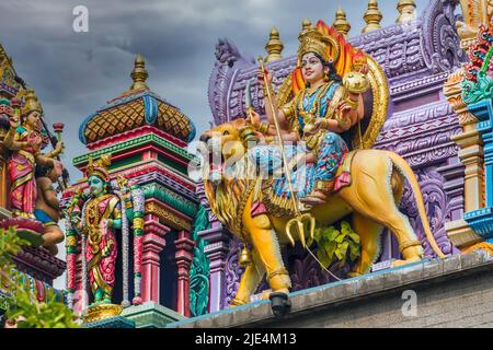 Figuren auf der Außenseite des Sri Veeramakaliamman Tempels, Serangoon Road, Little India, Republik Singapur. Dieser Hindu-Tempel ist einer der alten Stockfoto