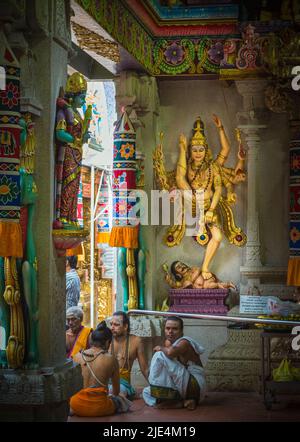 Priester entspannen vor Gottheiten im Sri Veeramakaliamman Tempel, Serangoon Road, Little India, Republik Singapur. Dieser Hindu-Tempel ist an Stockfoto