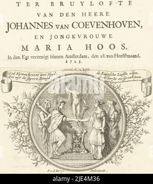 Titelblatt für Ter bruylofte van den heere Johannes van Coevenhoven en jongkvrouwe Maria Hoos, Amsterdam, 1723, Pieter van den Berge, 1723, Greift Ein junges Paar über einen Brazier aufeinander zu. Hinter dem Bräutigam ist Herkules, hinter der Braut eine Frau mit Palmzweig und Buch. Auf einer Banderole ein kurzer Vers über die Liebe., Druckerei: Pieter van den Berge, Zeichner: Pieter van den Berge, (auf Objekt erwähnt), Verleger: Pieter van den Berge, (auf Objekt erwähnt), Amsterdam, 1723, Papier, Ätzung, H 104 mm × B 150 mm Stockfoto