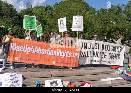 New York, Usa. 24.. Juni 2022. Aktivisten mit Schilder und Spruchbändern sprechen, während sich Menschen am Union Square versammeln, um gegen die Entscheidung des Obersten Gerichtshofs im Frauengesundheitssfall Dobbs gegen Jackson am 24. Juni 2022 im Stadtteil Manhattan in New York City zu protestieren. Mit der Entscheidung des Gerichtshofs im Frauengesundheitssache Dobbs / Jackson wird der bahnbrechende 50-jährige Fall Roe / Wade umgestolbt, wodurch das Bundesrecht auf Abtreibung beseitigt wird. Kredit: SOPA Images Limited/Alamy Live Nachrichten Stockfoto