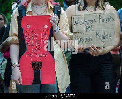 24. Juni 2022, Boston, MA, USA: Mehrere tausend pro-Abtreibungsdemonstranten mehrerer Gruppen marschierten durch das Zentrum von Boston, Massachusetts, nachdem der Oberste Gerichtshof der USA das verfassungsmäßige Recht auf Abtreibung von amerikanischen Frauen weggenommen hatte. Das Foto zeigt Frauen, die während der Freitagsproteste Schilder vor der zentralen öffentlichen Bibliothek von Boston halten. Große Demonstrationen für Abtreibungen als Reaktion auf die Entscheidung des Obersten Gerichtshofs am Freitagmorgen fanden in großen Städten in den USA statt.Quelle: Chuck Nacke/ Alamy Live News Stockfoto