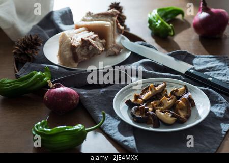 Sichuan-Stil Eintopf Schweinefleisch Wildwasser Schweinefleisch und Gemüse Rohstoffe Stockfoto