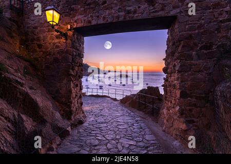 FUSSWEG DURCH ÖFFNUNG IN BURGMAUER ALTSTADT CAP DE TOSSA TOSSA DE MAR COSTA BRAVA GERONA KATALONIEN SPANIEN Stockfoto