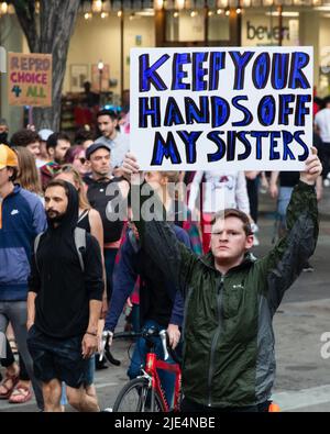 Denver, Colorado, USA. 24.. Juni 2022. Ein Pro-Choice-Unterstützer marschiert in der 16. Street Mall mit anderen, die gegen die Entscheidung des Obersten Gerichtshofs protestieren, Roe v. Wade umzustürzen, die es Staaten erlaubt, Abtreibungen in Denver zu verbieten. (Bild: © Ginny Tory/ZUMA Press Wire) Bild: ZUMA Press, Inc./Alamy Live News Stockfoto