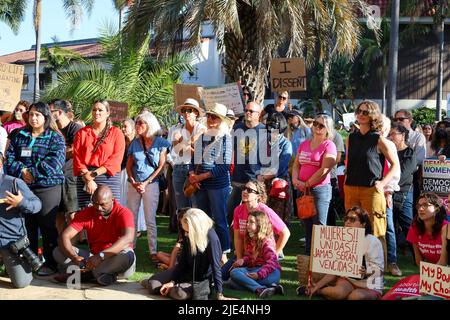 Santa Barbara, Kalifornien, USA. 24.. Juni 2022. Am 24. Juni 2022, an dem Tag, an dem der Oberste Gerichtshof die bahnbrechende Entscheidung von Roe V. Wade, die seit fünfzig Jahren Frauen und Abtreibungsrechte in den USA schützt, hob der Oberste Gerichtshof die bahnbrechende Entscheidung von Roe V. Wade auf, die von Planned Parenthood gesponsert wurde. (Bild: © Amy Katz/ZUMA Press Wire) Stockfoto