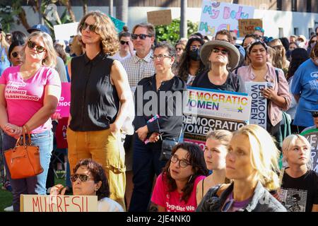 Santa Barbara, Kalifornien, USA. 24.. Juni 2022. Am 24. Juni 2022, an dem Tag, an dem der Oberste Gerichtshof die bahnbrechende Entscheidung von Roe V. Wade, die seit fünfzig Jahren Frauen und Abtreibungsrechte in den USA schützt, hob der Oberste Gerichtshof die bahnbrechende Entscheidung von Roe V. Wade auf, die von Planned Parenthood gesponsert wurde. (Bild: © Amy Katz/ZUMA Press Wire) Stockfoto