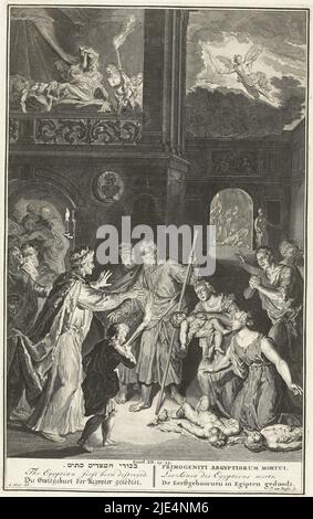 Gott bestraft die Ägypter, indem er alle ihre Erstgeborenen tötet. In jedem Haus gibt es ein totes Kind zu trauern. Auch Pharaos Sohn wurde getötet. Rechts über dem Engel Gottes, der den Tod über Ägypten brachte. Illustration für das Alte Testament, Exod. 12:29-33. Unter dem Bild ein Titel in Hebräisch, Englisch, Deutsch, Latein, Französisch und Niederländisch, Tod des Erstgeborenen in Ägypten der Erstgeborene in Egipten getötet, Druckerei: J. van Buysen, (auf Objekt erwähnt), Zeichner: Gerard Hoet (I), (auf Objekt erwähnt), Amsterdam, (möglicherweise), c. 1711 - c. 1720, Papier, Radierung, Gravur, H 352 mm Stockfoto