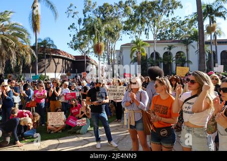 Santa Barbara, Kalifornien, USA. 24.. Juni 2022. Am 24. Juni 2022, an dem Tag, an dem der Oberste Gerichtshof die bahnbrechende Entscheidung von Roe V. Wade, die seit fünfzig Jahren Frauen und Abtreibungsrechte in den USA schützt, hob der Oberste Gerichtshof die bahnbrechende Entscheidung von Roe V. Wade auf, die von Planned Parenthood gesponsert wurde. (Bild: © Amy Katz/ZUMA Press Wire) Stockfoto