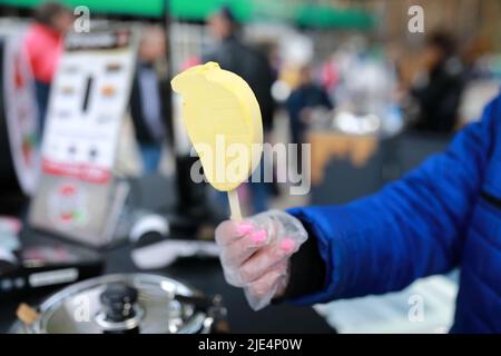 Person, die Mango-Eis im Café hält Stockfoto