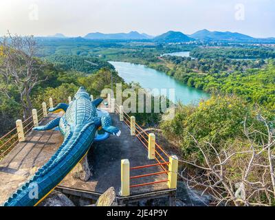 Chao Mae Tubtim Thong Schrein, Krokodiltempel am Aussichtspunkt in Prachuap Khiri Khan, Thailand Stockfoto