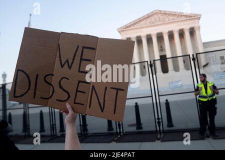 Washington DC, USA. 24.. Juni 2022. (220625) -- WASHINGTON, D.C., 25. Juni 2022 (Xinhua) -- Ein Protestler hält ein Plakat vor dem Obersten Gerichtshof der Vereinigten Staaten von Amerika in Washington, DC, USA, 24. Juni 2022. Der Oberste Gerichtshof der Vereinigten Staaten hat am Freitag Roe v. Wade, eine bahnbrechende Entscheidung, die vor fast einem halben Jahrhundert ein verfassungsmäßiges Recht auf Abtreibung in der Nation begründete, umgedreht. (Xinhua/Liu Jie) Quelle: Liu Jie/Xinhua/Alamy Live News Stockfoto