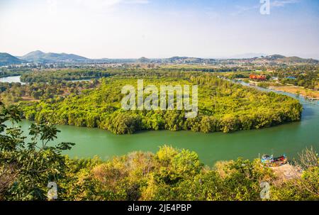 Chao Mae Tubtim Thong Schrein, Krokodiltempel am Aussichtspunkt in Prachuap Khiri Khan, Thailand Stockfoto