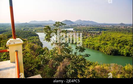 Chao Mae Tubtim Thong Schrein, Krokodiltempel am Aussichtspunkt in Prachuap Khiri Khan, Thailand Stockfoto