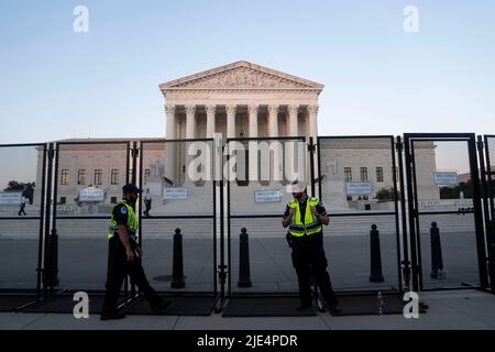 Washington DC, USA. 24.. Juni 2022. (220625) -- WASHINGTON, D.C., 25. Juni 2022 (Xinhua) -- Polizisten werden vor dem Obersten Gerichtshof der Vereinigten Staaten in Washington, DC, USA, gesehen, 24. Juni 2022. Der Oberste Gerichtshof der Vereinigten Staaten hat am Freitag Roe v. Wade, eine bahnbrechende Entscheidung, die vor fast einem halben Jahrhundert ein verfassungsmäßiges Recht auf Abtreibung in der Nation begründete, umgedreht. (Xinhua/Liu Jie) Quelle: Liu Jie/Xinhua/Alamy Live News Stockfoto