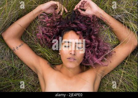 Frau, die einen entspannenden Moment im Freien von oben geschossen hat Stockfoto